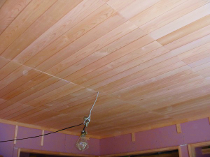 天井に板材を貼る
